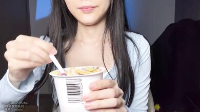 电报群VIP精液盛宴系列！乱伦变态老哥调教母狗堂妹4部，精液酸奶，尿做的加精雪糕，口交颜射，堂妹其实是美女 (3)