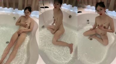 浴缸里自己玩自己，洗白白嫩嫩，迎新年！